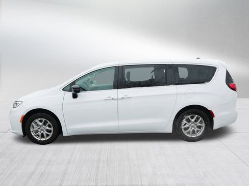 Used 2024 Chrysler Pacifica Touring-L image 4