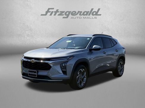 Used 2025 Chevrolet Trax LT FWD image 2
