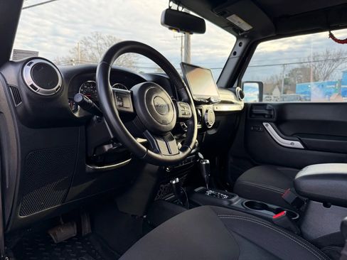 Used 2017 Jeep Wrangler Unlimited Sahara image 13