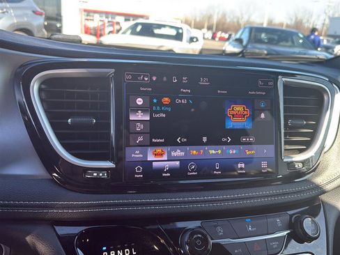 Used 2022 Chrysler Pacifica Touring-L w/ S Appearance Package image 6