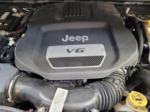 Used 2016 Jeep Wrangler Unlimited Sahara w/ Connectivity Group image 30