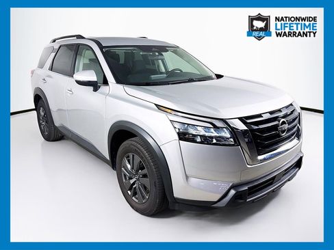 Used 2024 Nissan Pathfinder SV image 1