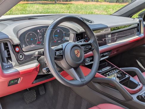 Certified 2026 Porsche Cayenne E-Hybrid Coupe AWD/4WD image 4