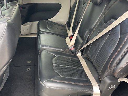 Used 2018 Chrysler Pacifica Touring-L FWD image 3