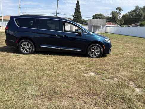 Used 2022 Chrysler Pacifica Limited w/ Uconnect Theater Family Group AWD/4WD image 4