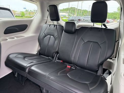 Used 2023 Chrysler Pacifica Touring-L FWD image 25