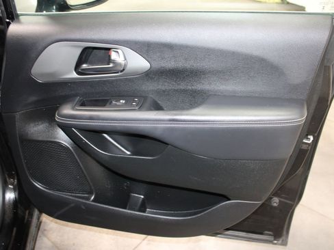Used 2025 Chrysler Pacifica Select image 23