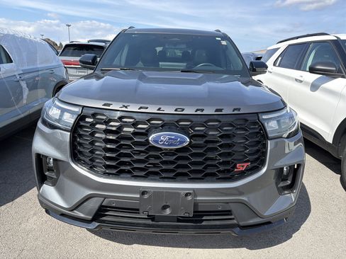 Used 2025 Ford Explorer ST AWD/4WD image 3