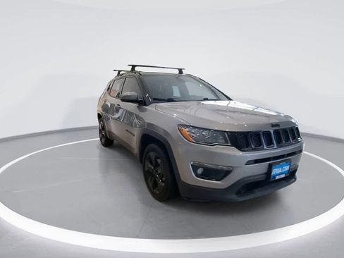 Used 2018 Jeep Compass Latitude w/ Popular Equipment Group AWD/4WD image 2