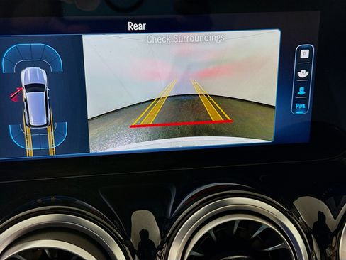 Used 2025 Mercedes-Benz GLB 250 image 19