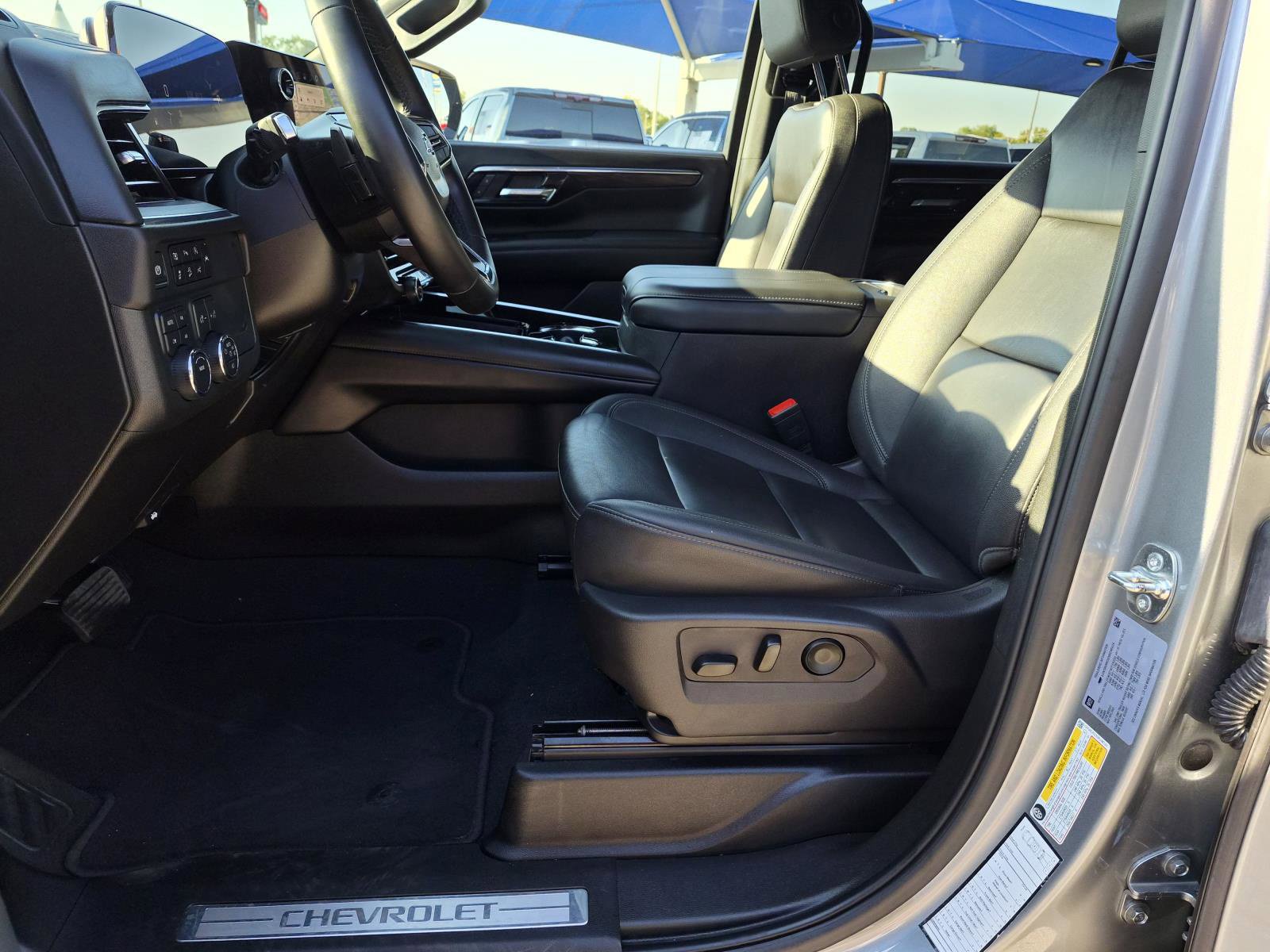 Used 2025 Chevrolet Suburban Z71 AWD/4WD image 18