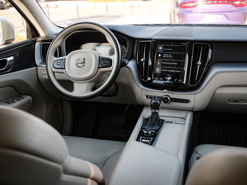 Used 2020 Volvo XC60 T6 Momentum image 29