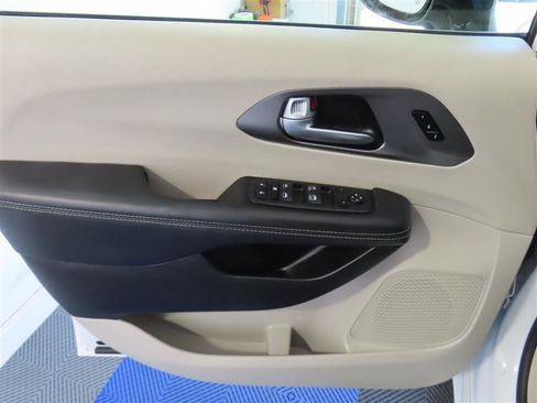 Used 2024 Chrysler Pacifica Touring-L FWD image 16