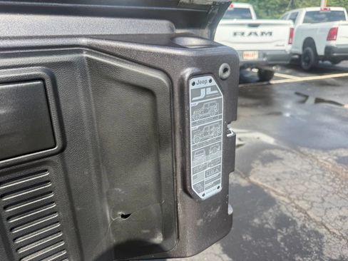 Used 2025 Jeep Wrangler Unlimited Sahara AWD/4WD image 51