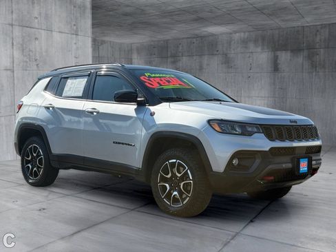 Used 2025 Jeep Compass Trailhawk AWD/4WD image 9