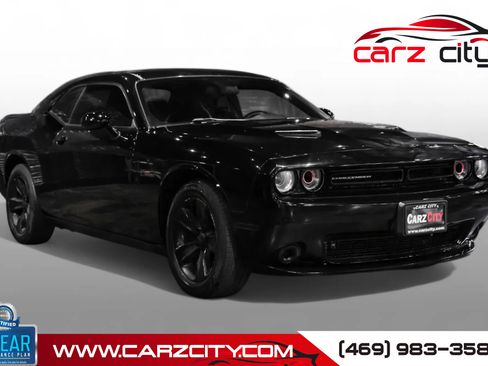 Used 2015 Dodge Challenger SXT image 1