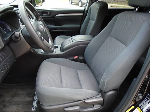 Used 2019 Toyota Highlander LE image 9