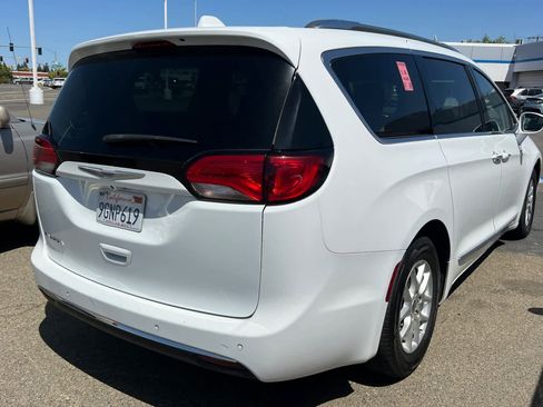 Used 2020 Chrysler Pacifica Touring-L image 4
