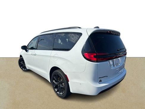 Used 2023 Chrysler Pacifica Touring-L w/ S Appearance Package AWD/4WD image 6