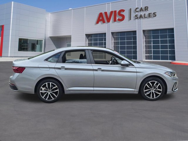 Used 2025 Volkswagen Jetta SE FWD image 5