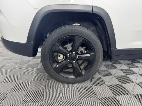 Used 2023 Jeep Grand Cherokee Altitude AWD/4WD image 13