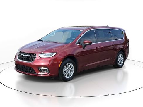 Used 2023 Chrysler Pacifica Touring-L FWD image 2