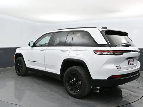 Used 2025 Jeep Grand Cherokee Altitude AWD/4WD image 11