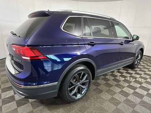 Used 2023 Volkswagen Tiguan SE AWD/4WD image 2