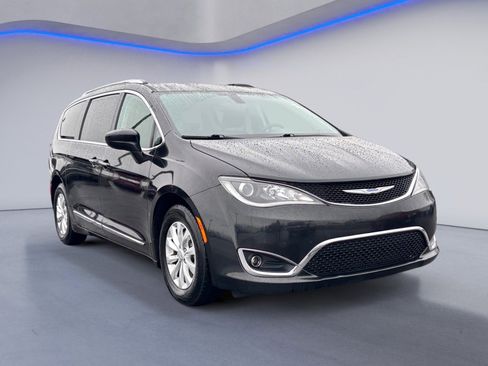 Used 2018 Chrysler Pacifica Touring-L image 8