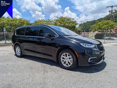 Used 2025 Chrysler Pacifica Select