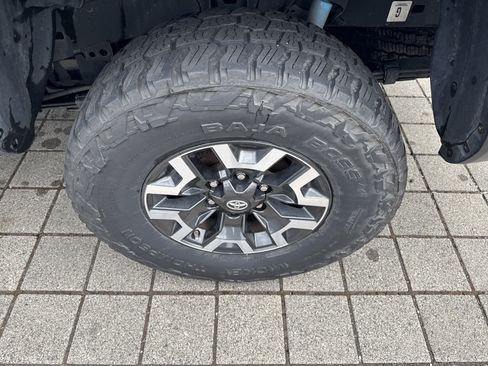Used 2017 Toyota Tacoma TRD Off-Road w/ Premium & Technology Package AWD/4WD image 10