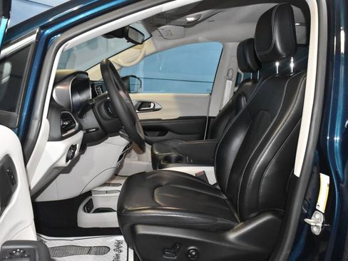Used 2023 Chrysler Pacifica Touring-L FWD image 7