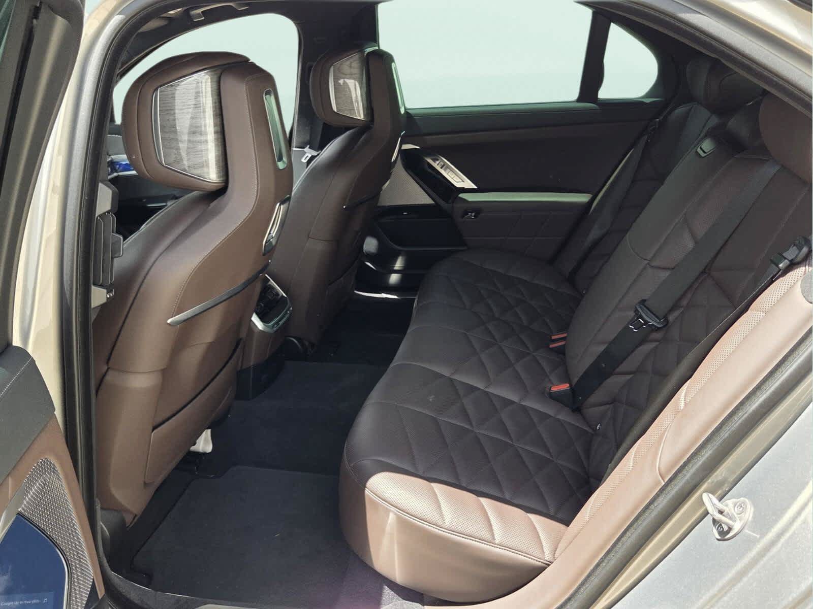 Used 2023 BMW 740i w/ Parking Assistance Package RWD image 11