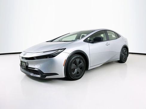 Used 2025 Toyota Prius LE image 3