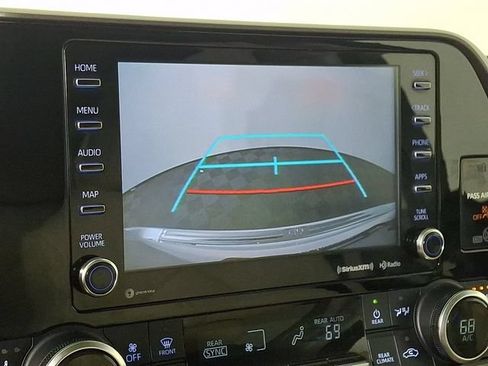 Used 2020 Toyota Highlander XLE AWD/4WD image 4