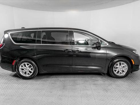 Used 2023 Chrysler Pacifica Touring-L image 9