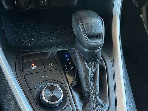 Used 2019 Toyota RAV4 LE AWD/4WD image 23