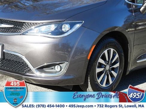 Used 2020 Chrysler Pacifica Touring-L image 9
