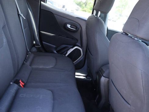 Used 2017 Jeep Renegade Latitude FWD image 16