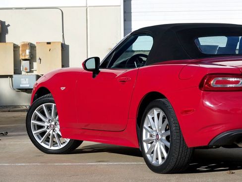 Used 2018 FIAT 124 Spider Lusso w/ Navigation & Sound Group image 29