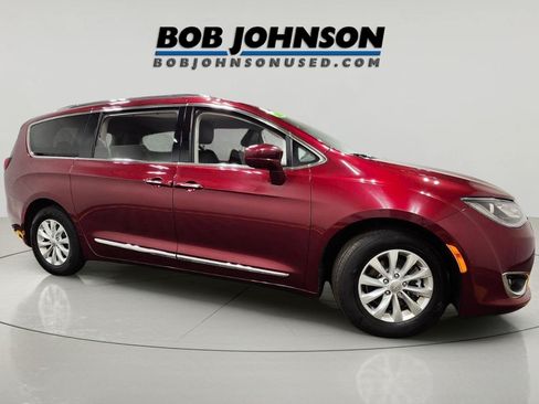 Used 2019 Chrysler Pacifica Touring-L FWD image 1