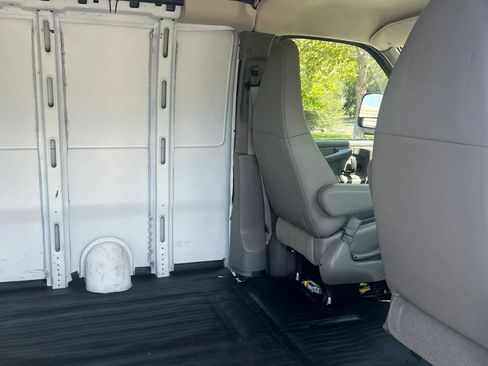 Used 2015 Chevrolet Express 2500 RWD image 15