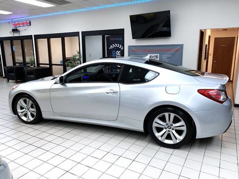Used 2011 Hyundai Genesis 3.8 image 4