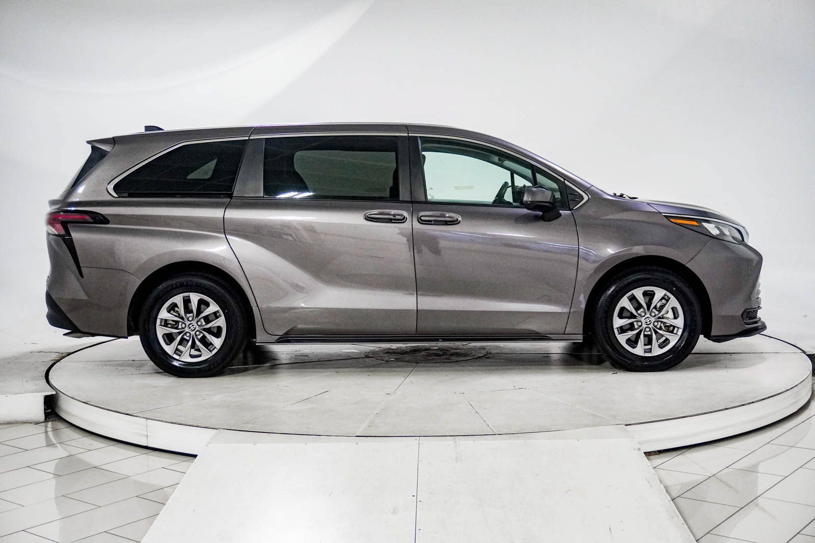 Used 2024 Toyota Sienna LE FWD image 12
