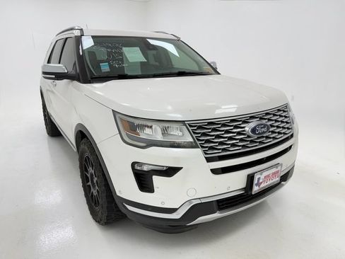 Used 2018 Ford Explorer Platinum AWD/4WD image 2
