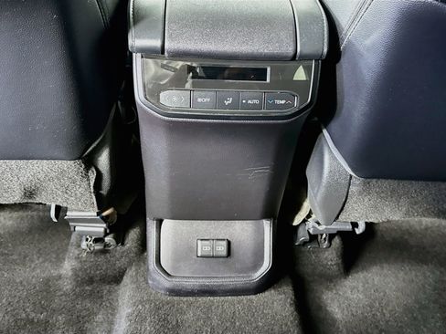Used 2023 Toyota Highlander XLE AWD/4WD image 26