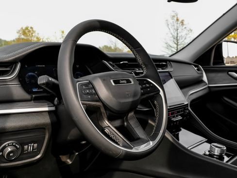 Used 2023 Jeep Grand Cherokee L Limited image 23