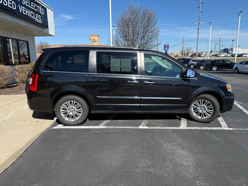 Used 2015 Chrysler Town & Country Touring-L w/ Driver Convenience Group image 6