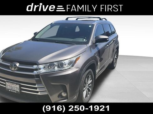 Used 2017 Toyota Highlander XLE AWD/4WD image 1