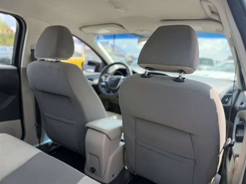 Used 2013 Ford Focus SE w/ Cargo Management Pkg FWD image 17